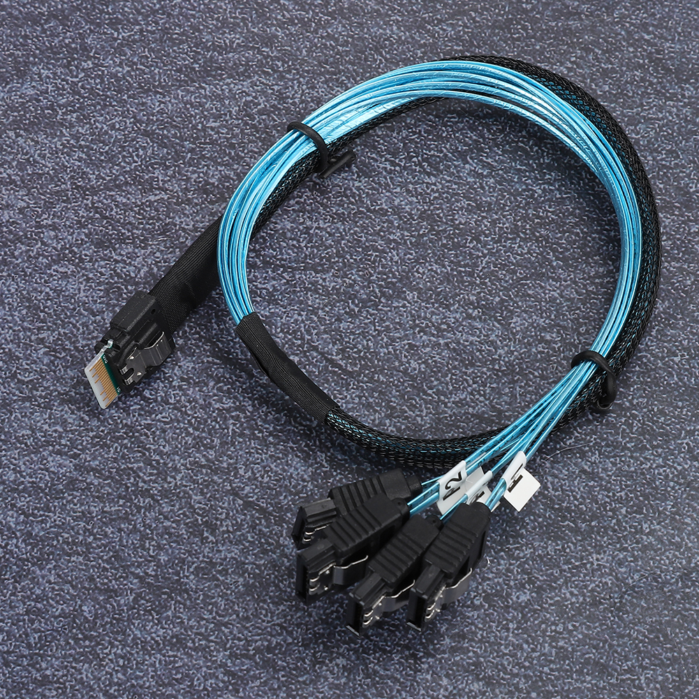 Ein Computerkabel mit blauen Drähten und schwarzen Steckern. Das Kabel liegt auf einer strukturierten grauen Oberfläche. Stecker haben Etiketten.