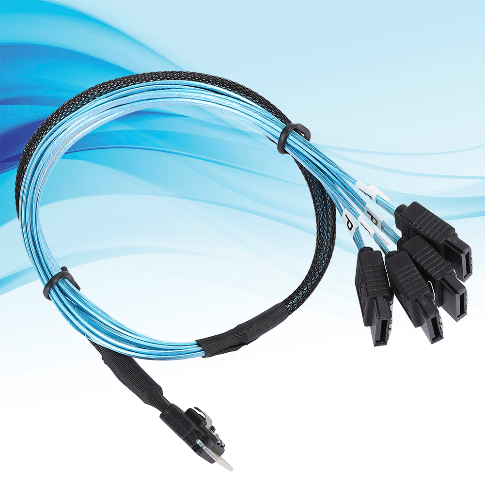 Ein blau-schwarzes SATA-Kabel mit mehreren Anschlüssen. Das Kabel befindet sich auf einem blau-verlaufenden Hintergrund.