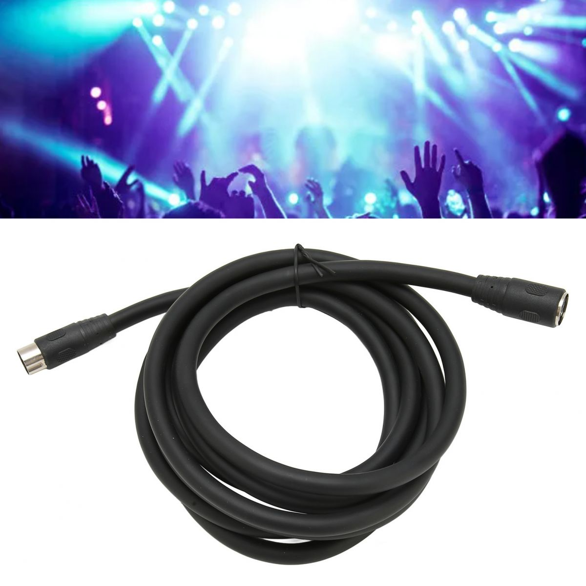 Ein schwarzes Kabel, auf einer weißen Oberfläche gerollt. Im Hintergrund ein Konzert mit erhobenen Händen und Bühnenlicht.