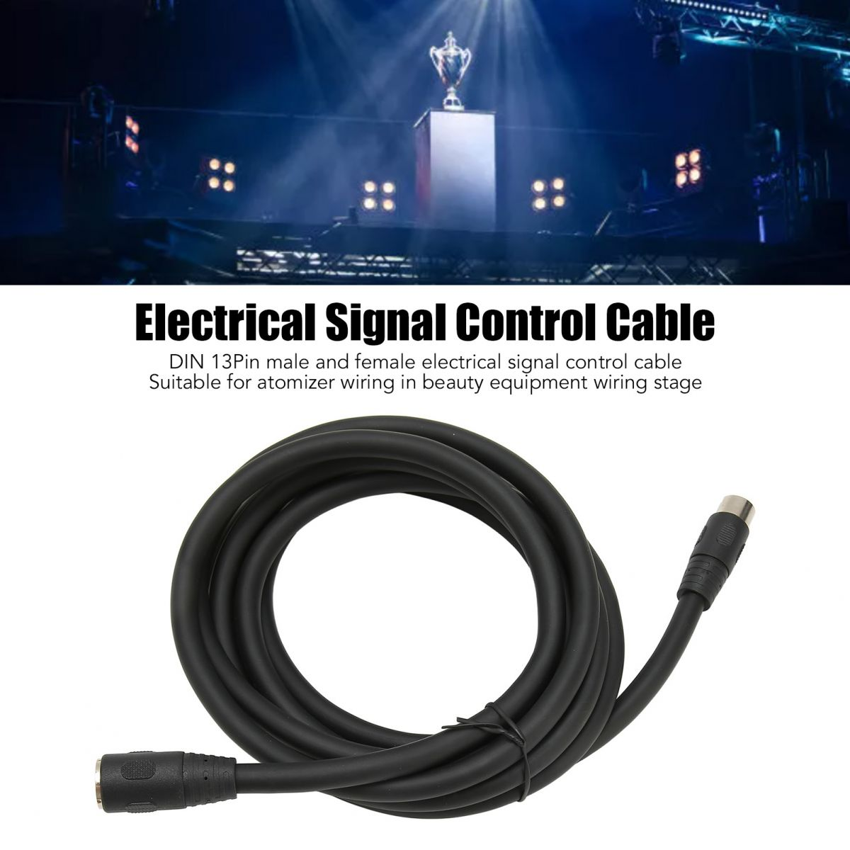Ein schwarzes elektrisches Signalkabel mit Anschlüssen an beiden Enden. Der Hintergrund zeigt Bühnenbeleuchtung und eine Trophäe.