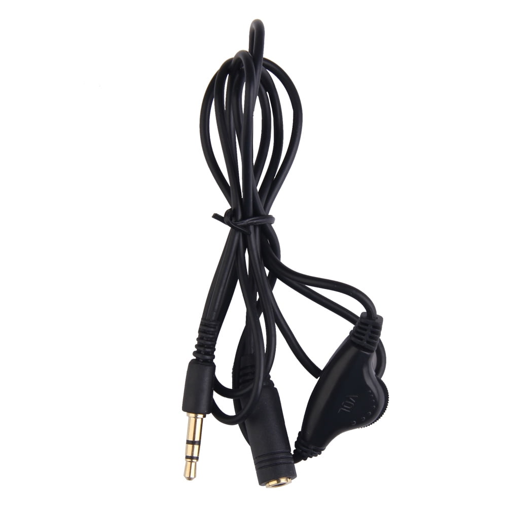 Schwarzes Audiokabel mit goldfarbenem Klinkenstecker, einem Adapter und Lautstärkeregler. Kabel sind geschlungen und vor weißem Hintergrund verknotet.