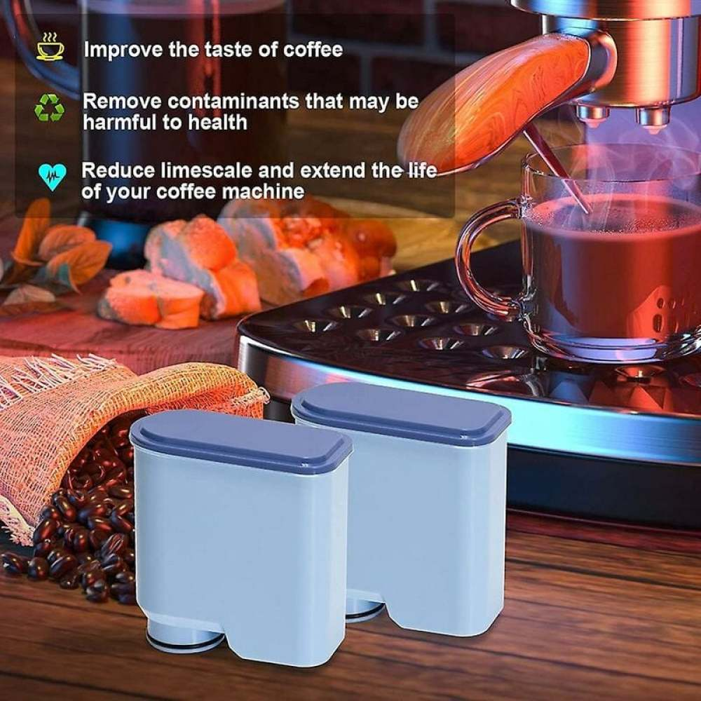 Zwei blaue Wasserfilter, Kaffeemaschine mit einer Tasse Kaffee und Text, der die Vorteile der Filterung hervorhebt.