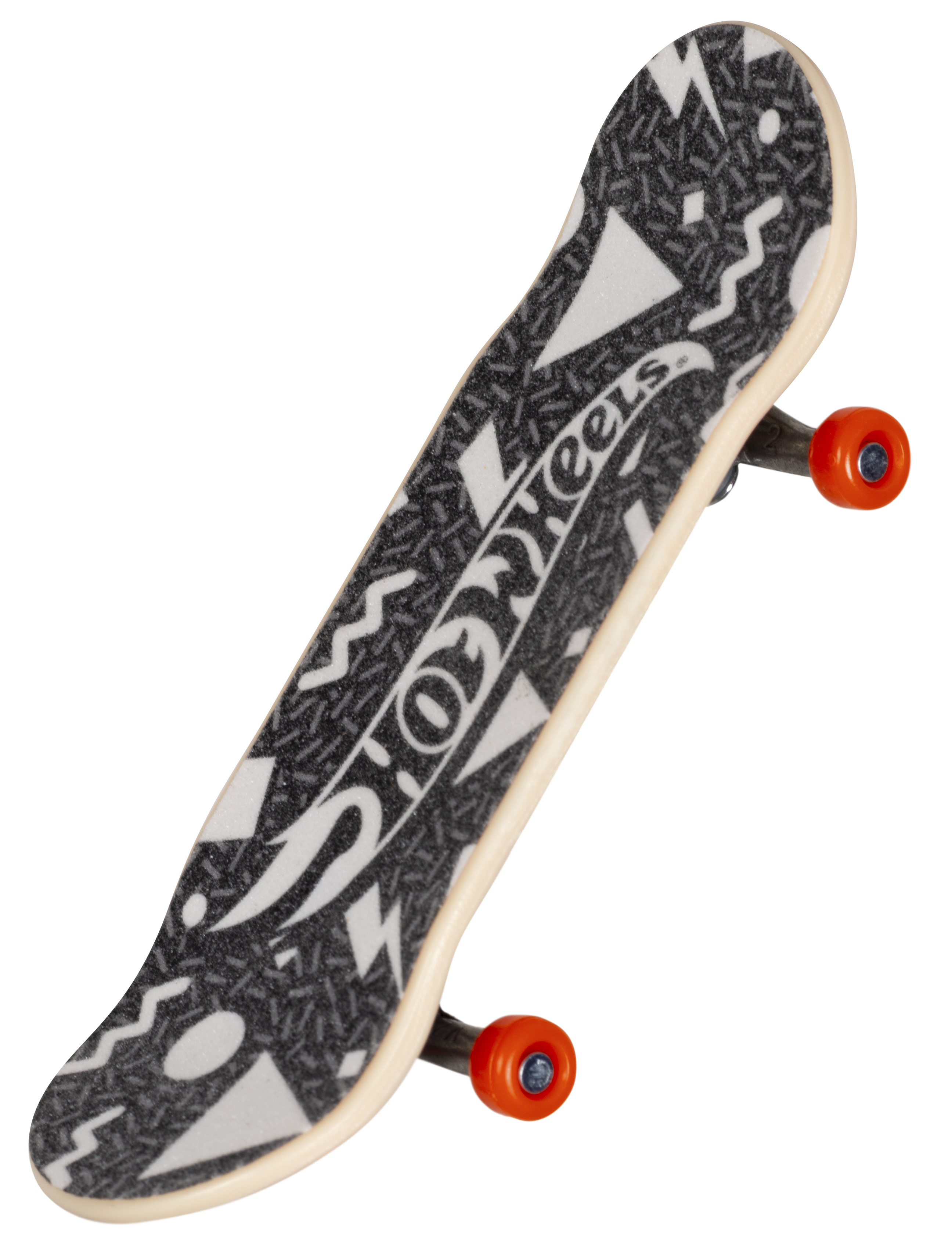 Ein Hot Wheels Skateboard mit schwarz-weißem Design und orangefarbenen Rädern. Das Board ist angewinkelt.
