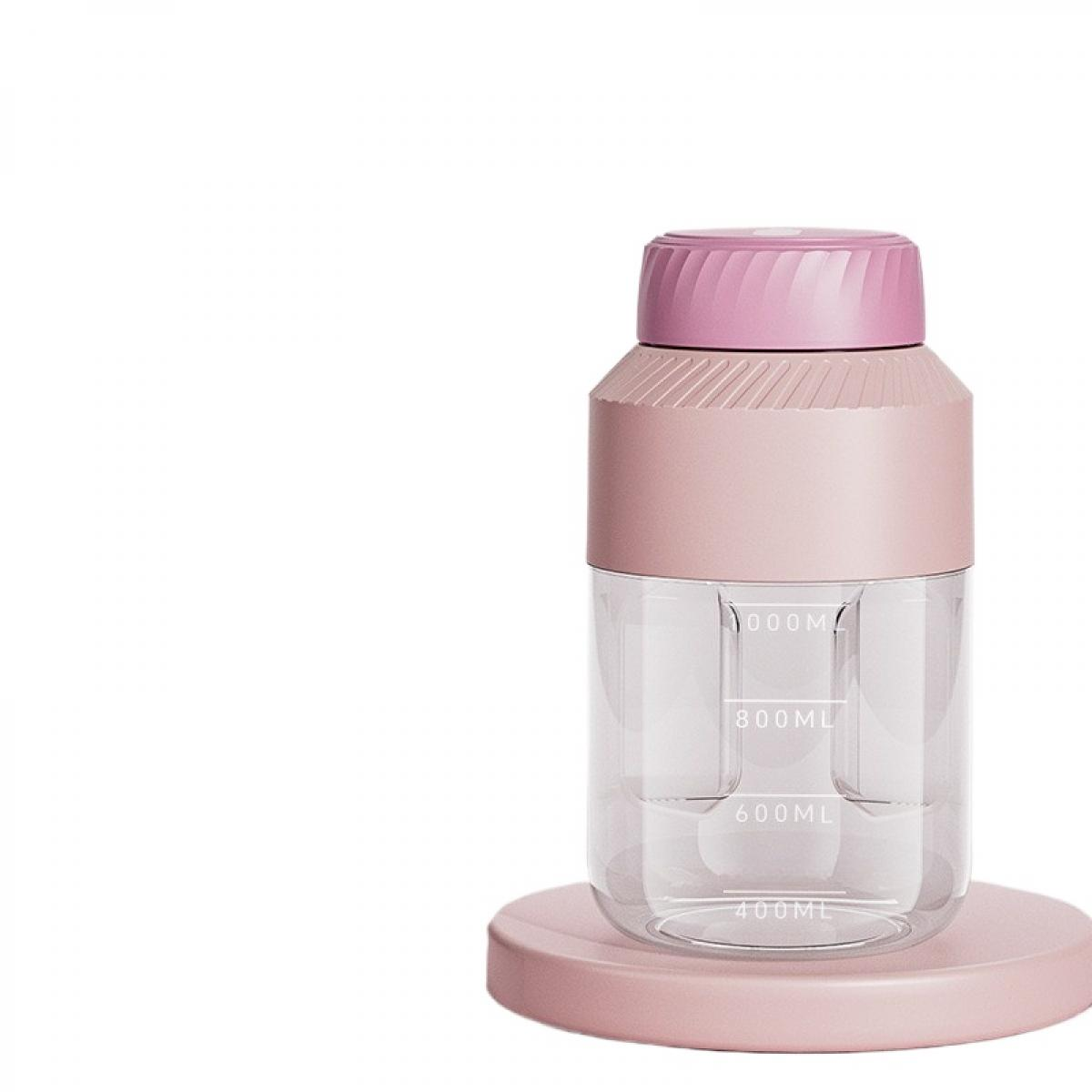 Eine rosa-transparente Wasserflasche steht auf einem rosa Sockel. Sie hat Volumenmarkierungen und einen rosa Deckel.