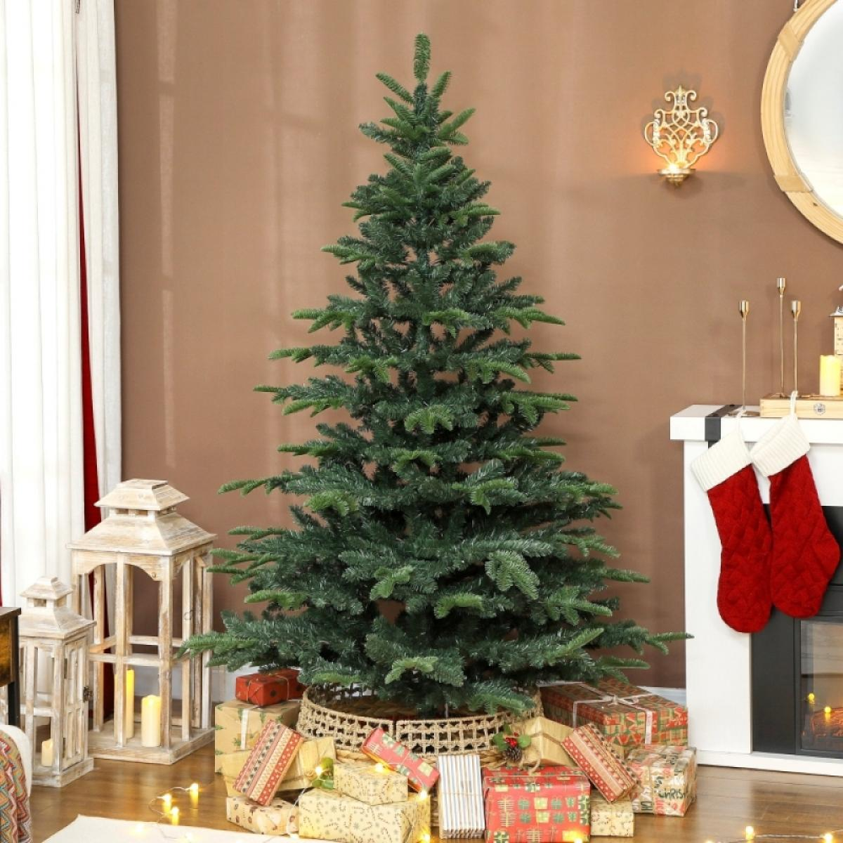 Ein geschmückter Weihnachtsbaum steht in einem Raum mit Geschenken, Strümpfen und Laternen. Der Raum hat einen Kamin und einen Spiegel.