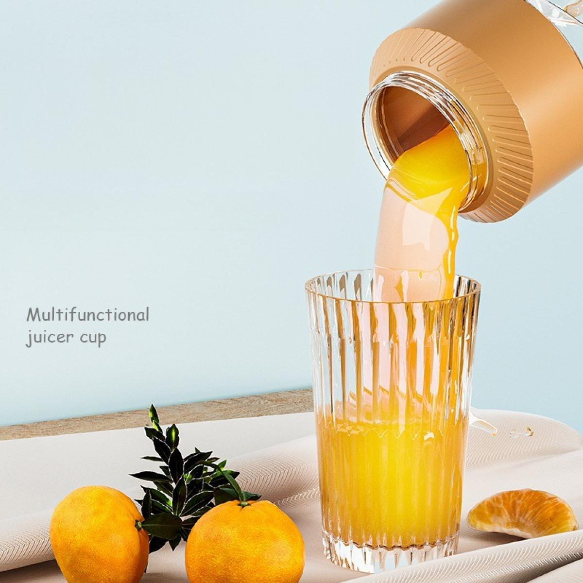 Orangensaft wird in ein Glas gegossen. Orangen und ein Segment liegen auf einem Tisch. Der Hintergrund ist hellblau.