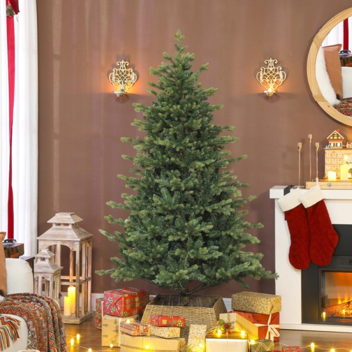 Ein geschmückter Weihnachtsbaum steht in einem Raum mit Geschenken, Lichtern und einem Kamin mit Strümpfen. Die Szene ist festlich und warm.