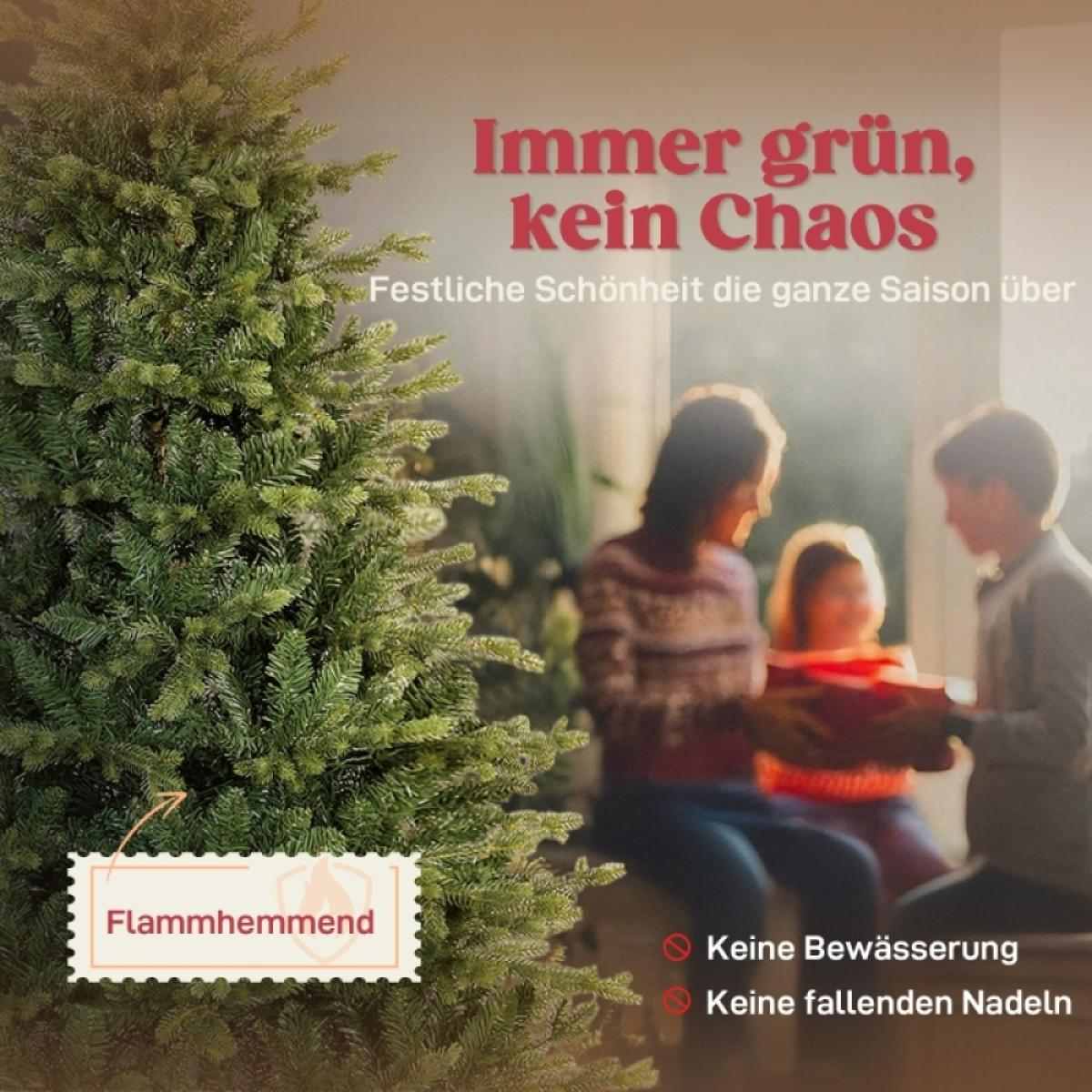 Ein grüner Weihnachtsbaum mit einer Familie im Hintergrund. Text: 'Immer grün, kein Chaos' und 'Flammhemmend'.