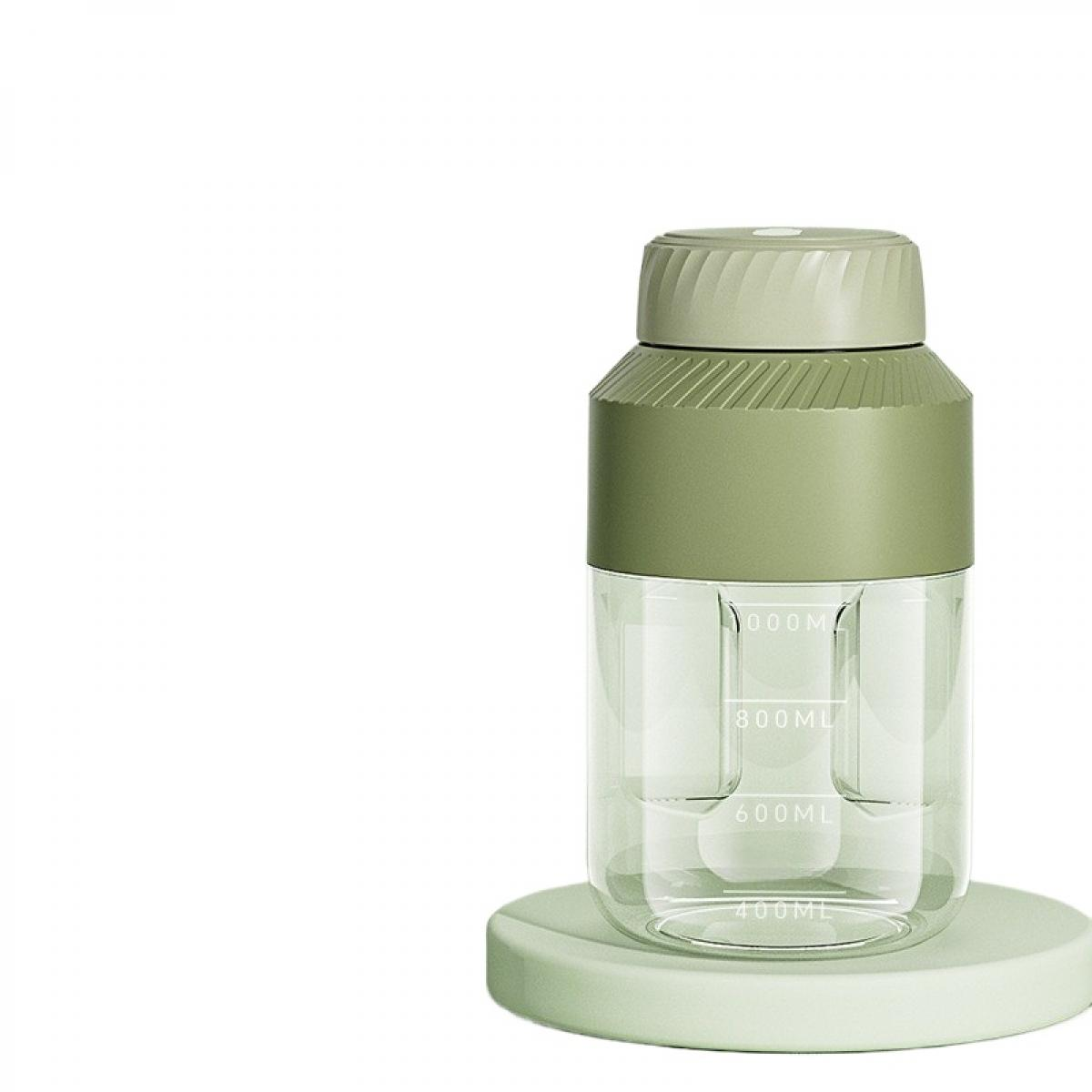 Eine grüne und klare Wasserflasche mit hellgrünem Deckel und Boden. Sie hat Volumenmessungen an der Seite.