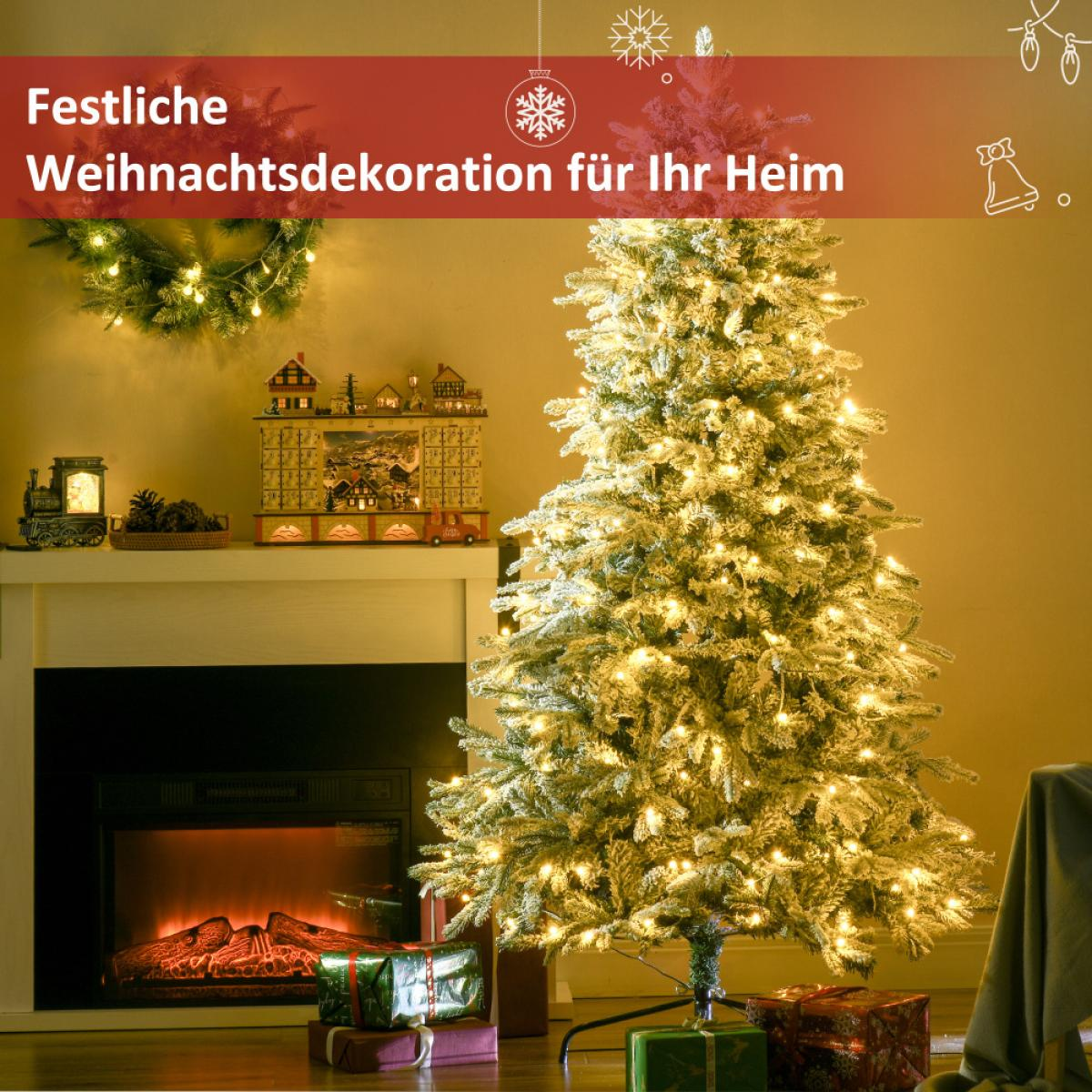 Ein geschmückter Weihnachtsbaum mit Lichtern. Geschenke liegen darunter. Im Hintergrund ein Kamin und festliche Dekorationen.