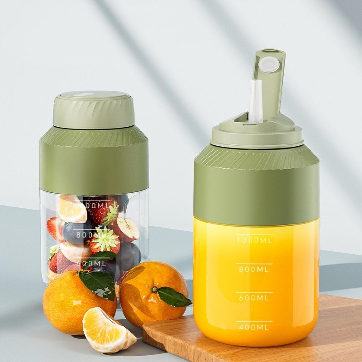 Zwei Mixer, einer mit Obst, einer mit Saft. Orangen und eine Scheibe liegen auf einem Holzbrett. Der Hintergrund ist hellblau.