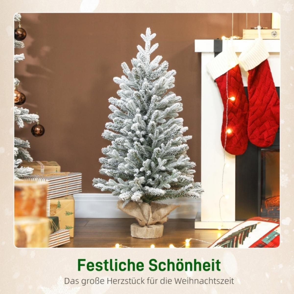 Ein geschmückter Weihnachtsbaum mit roten Strümpfen, Geschenken und Lichtern in festlicher Atmosphäre.