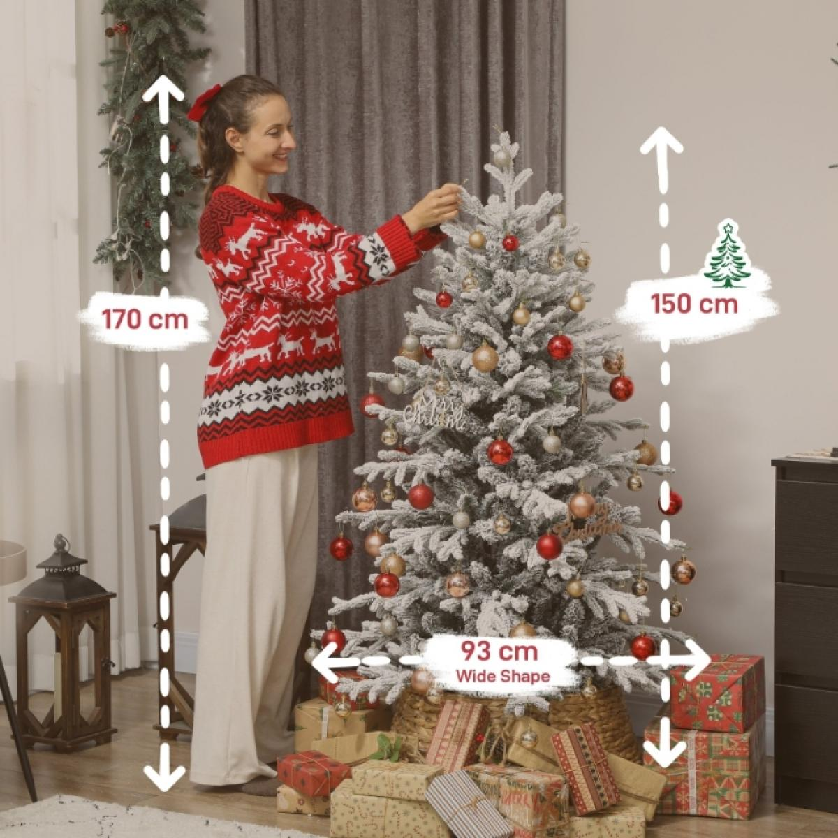 Frau schmückt einen schneebedeckten Weihnachtsbaum. Geschenke liegen darunter. Abmessungen sind angegeben.