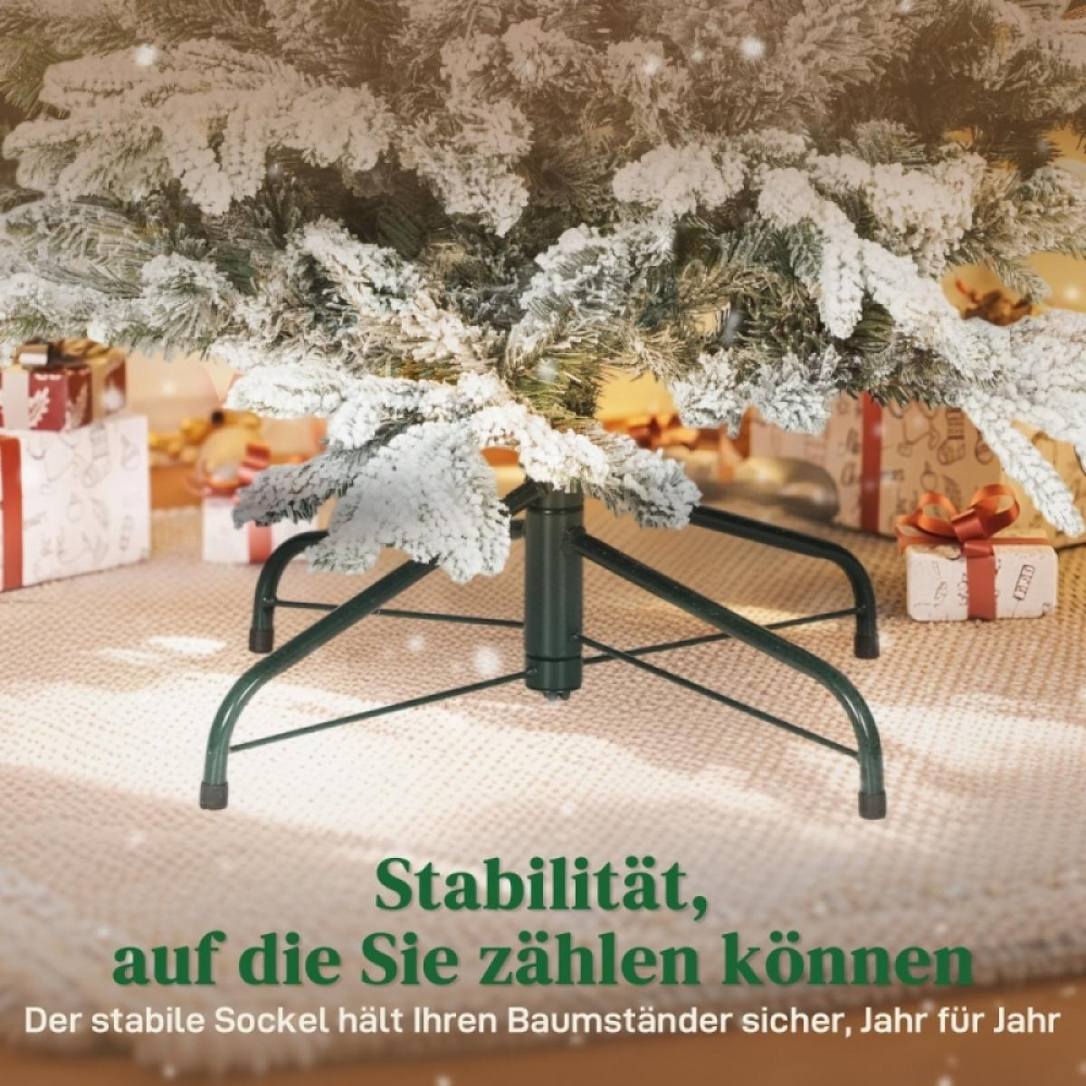 Nahaufnahme eines schneebedeckten Weihnachtsbaums und seines grünen Ständers. Geschenke sind unter dem Baum auf einem beigefarbenen Teppich sichtbar.