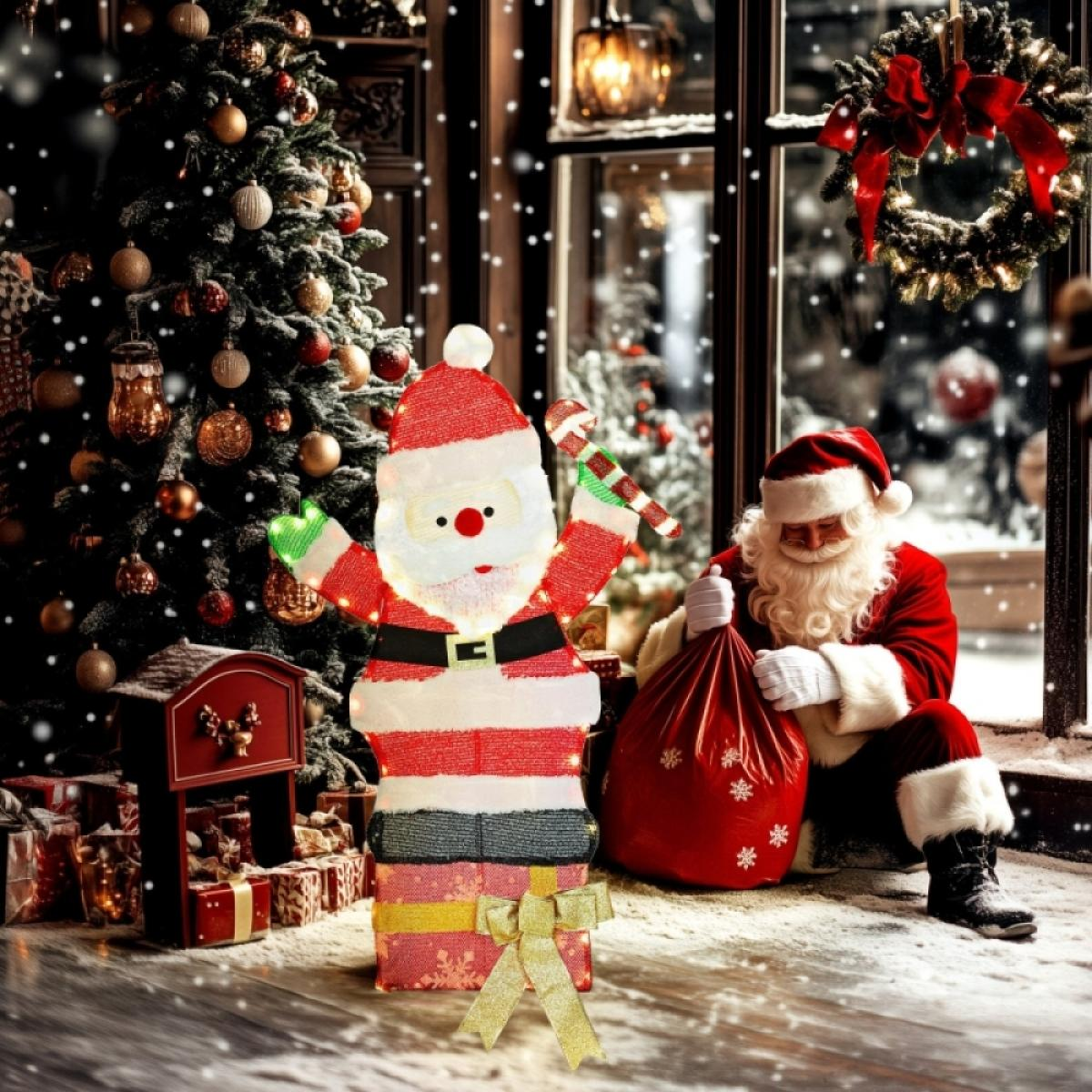Eine Santa-Statue mit Zuckerstange, Weihnachtsmann in der Nähe eines Fensters mit Kranz, Weihnachtsbaum, Geschenken und fallendem Schnee.