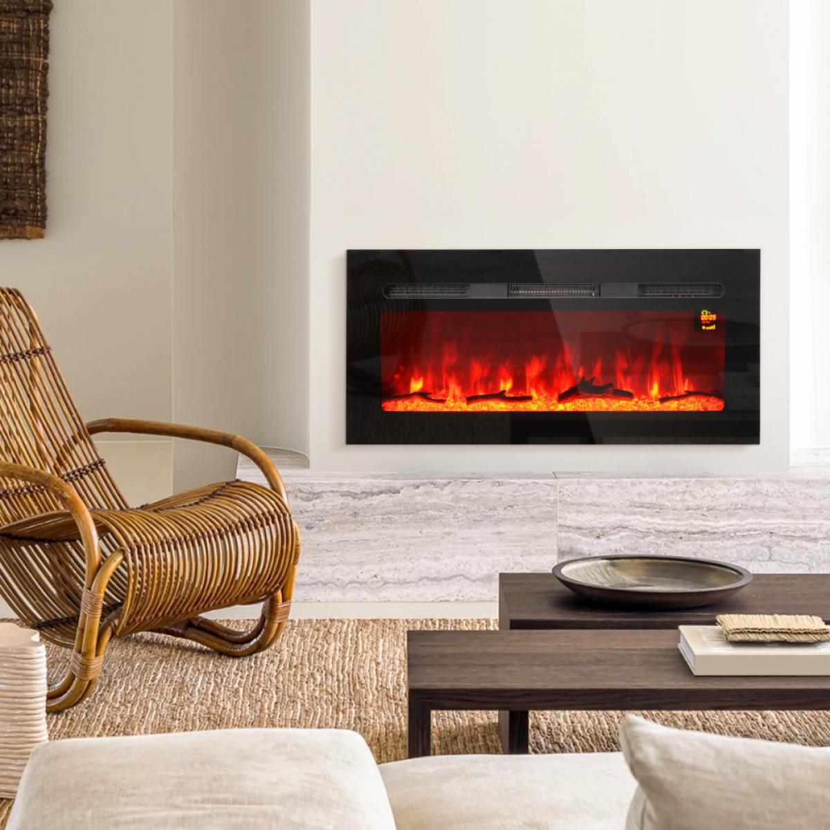 Ein modernes Wohnzimmer mit Kamin, Korbstuhl und Holztisch. Der Kamin zeigt ein feuriges Leuchten.