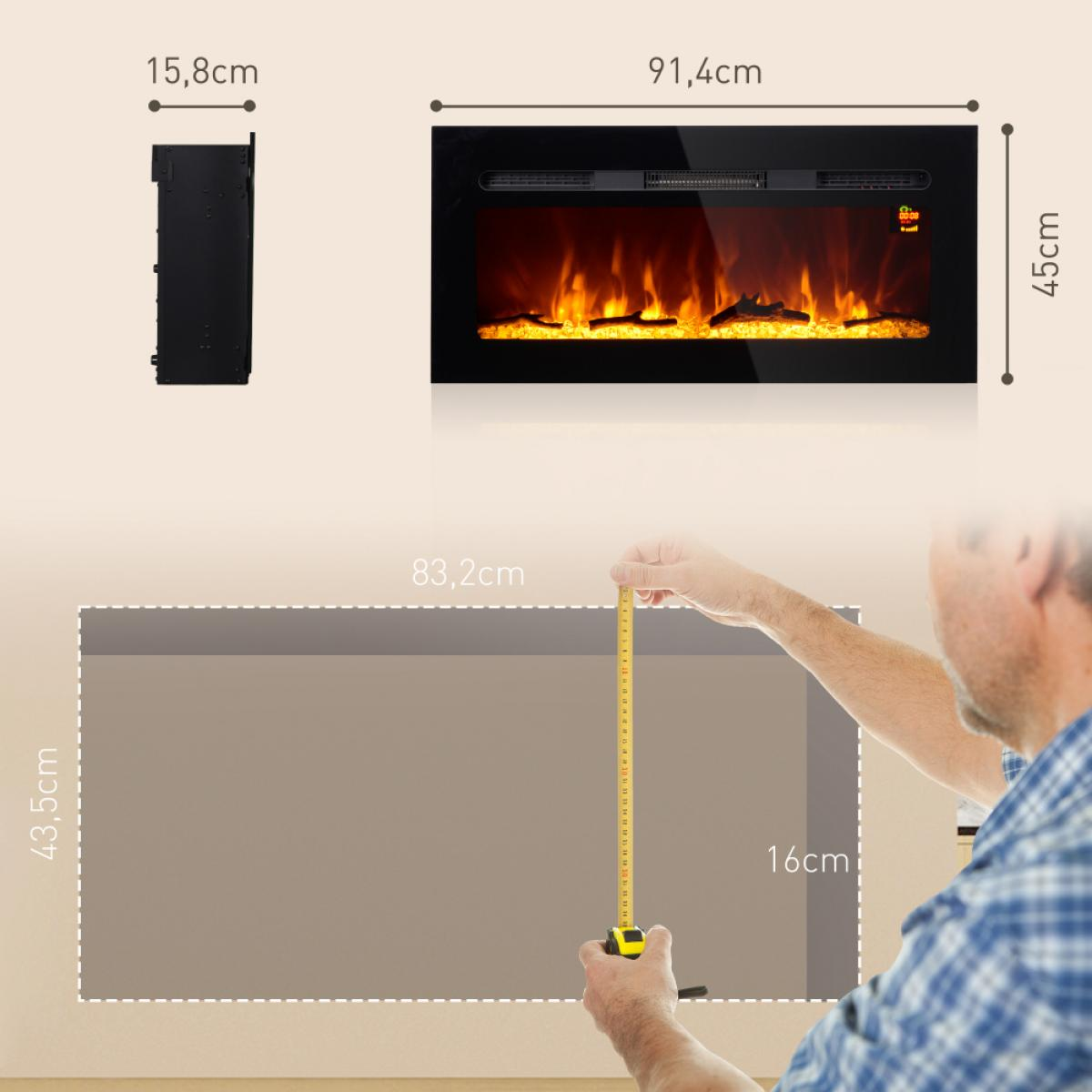 Ein Mann misst eine Wand mit einem Maßband. Ein Wand-Elektrokamin wird mit Abmessungen gezeigt.