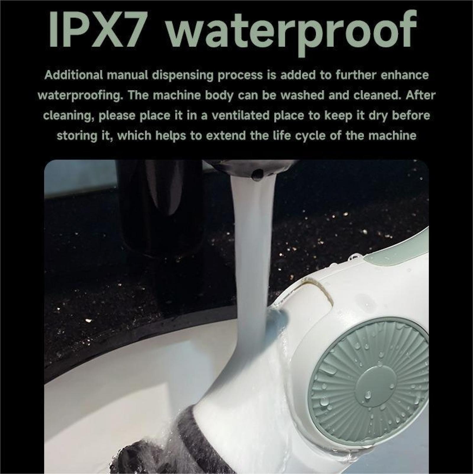 Wasser fließt auf ein weißes Gerät mit grünem fächerförmigen Design. Das Gerät befindet sich in einem weißen Waschbecken.