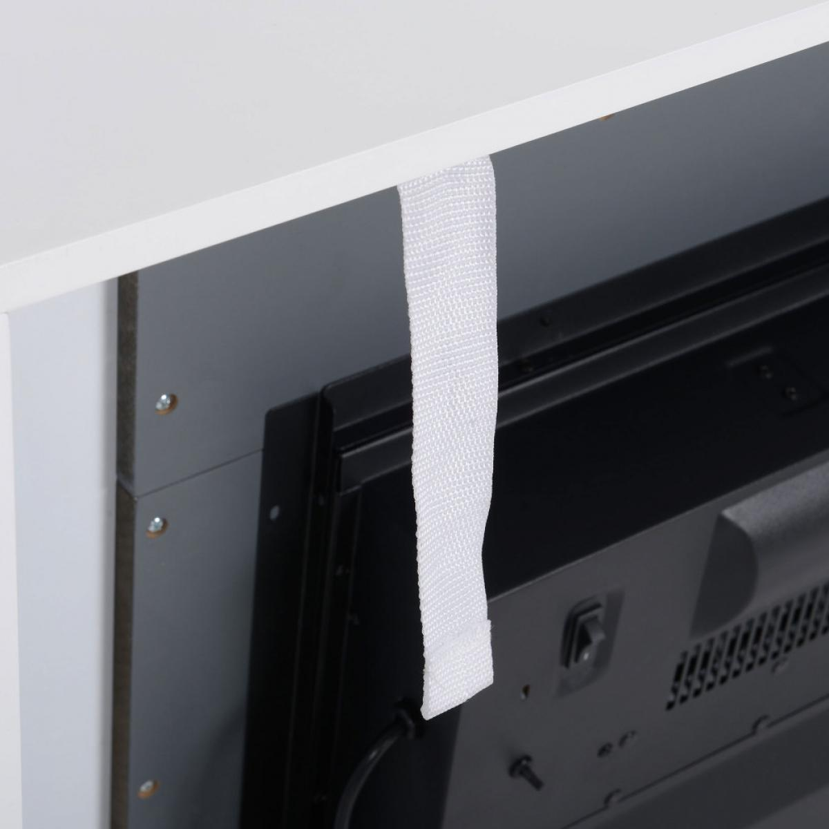 Ein weißer Gurt hängt von einem weißen Schrank. Dahinter ist ein schwarzer Fernseher zu sehen. Graue Platte und Schrauben sind sichtbar.