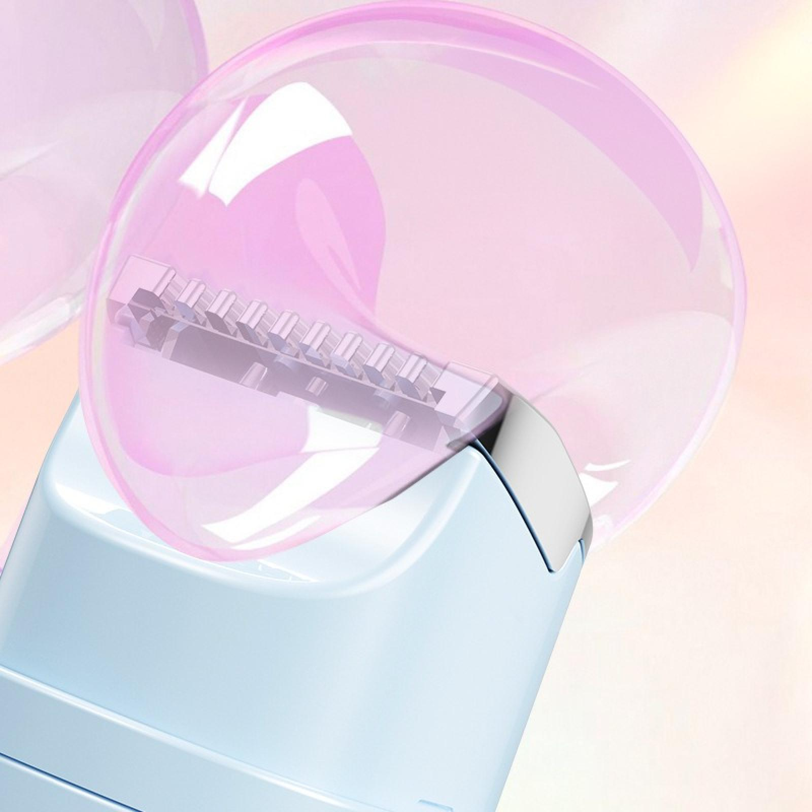 Nahaufnahme eines rosa, transparenten blasenartigen Objekts mit hellblauem Untergrund. Das Objekt hat einen metallischen, silbernen Rand.