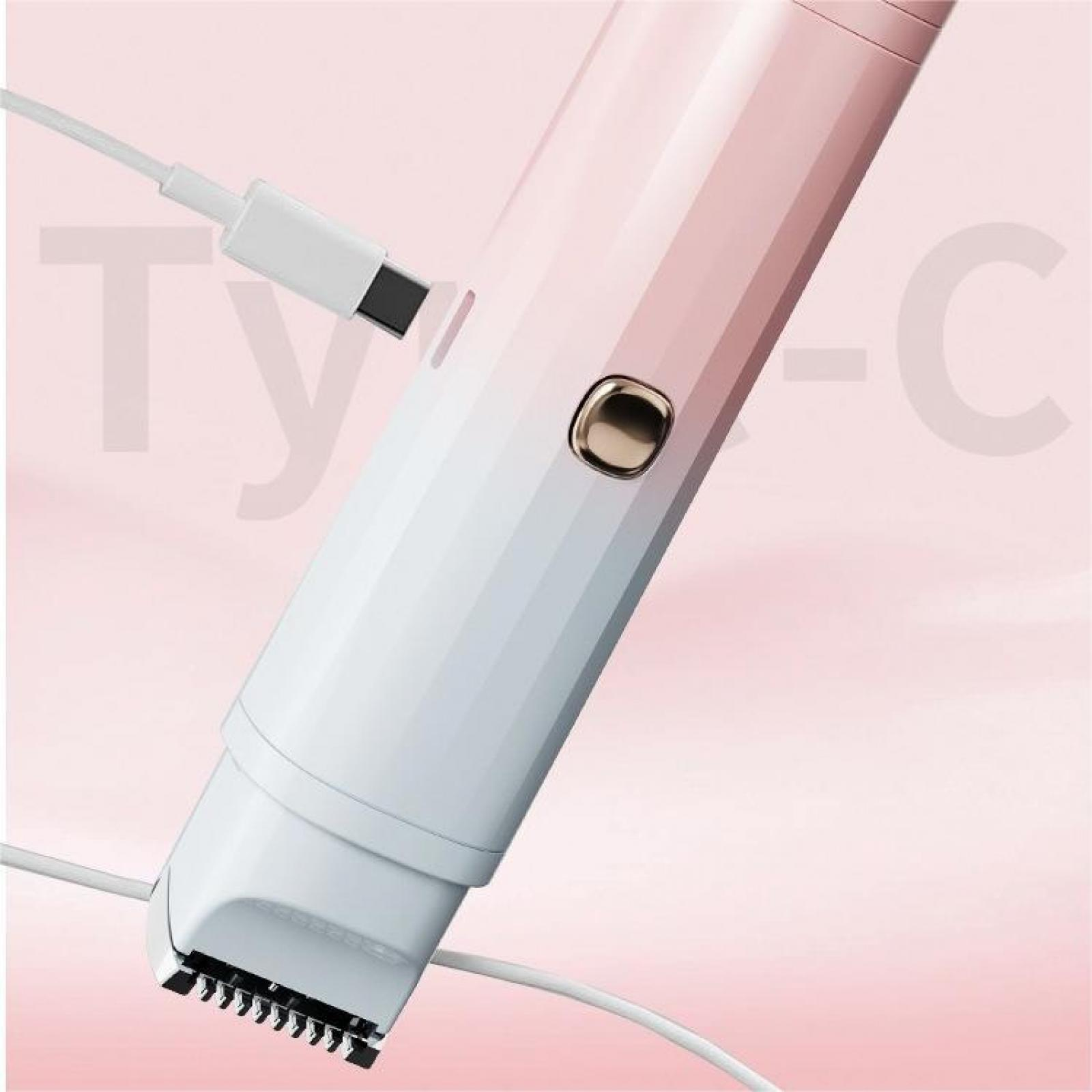 Nahaufnahme eines weißen und rosa elektrischen Rasierers. Ein Ladekabel ist angeschlossen. Rosa Hintergrund.