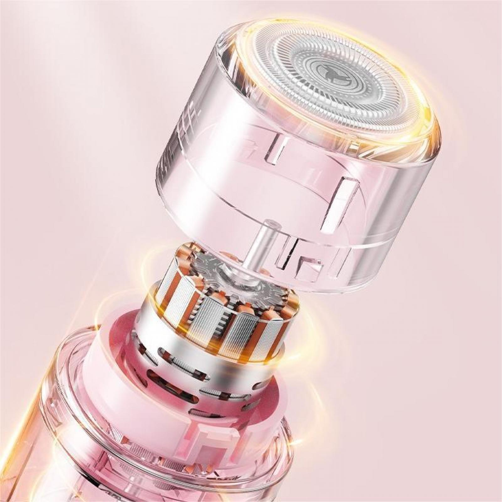 Nahaufnahme eines rosa und silbernen Elektrorasierers. Teile sind getrennt und zeigen die inneren Komponenten vor rosa Hintergrund.