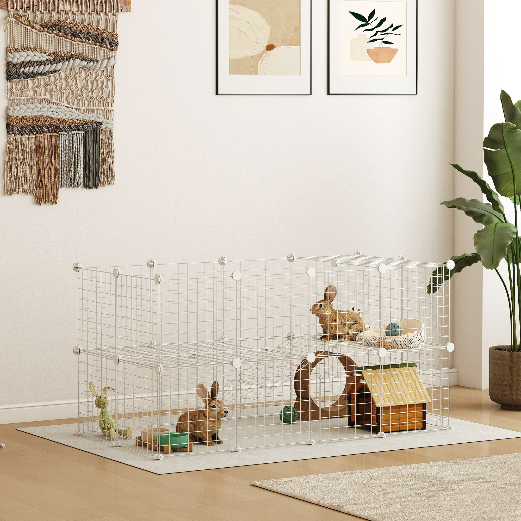 Un recinto para conejos con dos conejos, juguetes y una casa de madera. Se ve un tapiz de pared y arte decorativo.