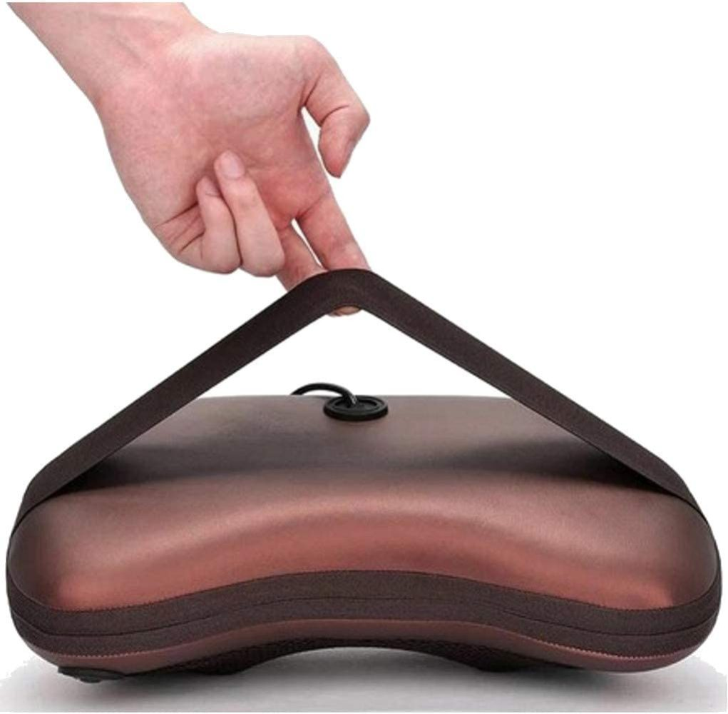 Eine Hand berührt ein braunes, abgerundetes Massagegerät mit Griff. Der Hintergrund ist schlicht weiß und hebt das Objekt und die Hand hervor.
