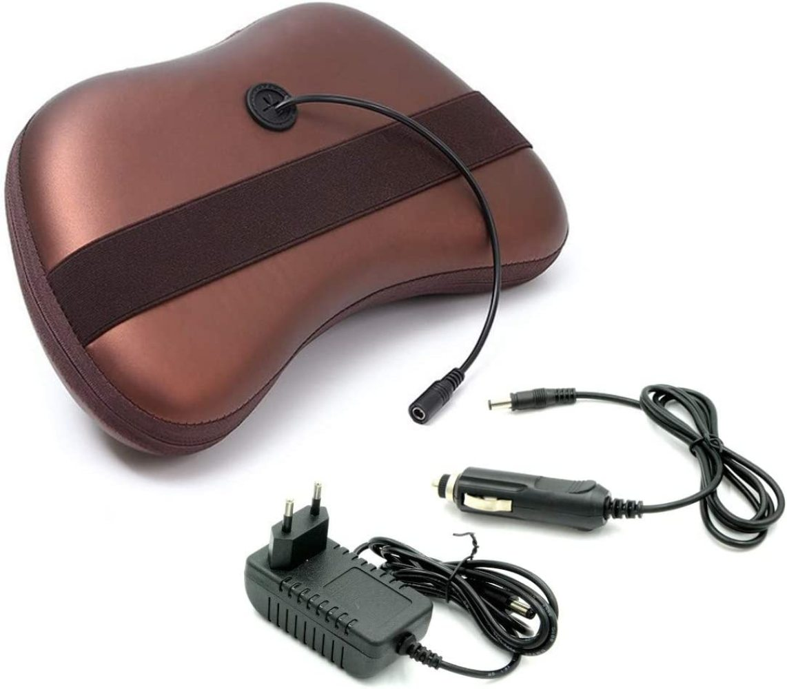 Ein braunes Massagekissen mit schwarzem Kabel, Netzteil und Auto-Adapter auf weißer Oberfläche.