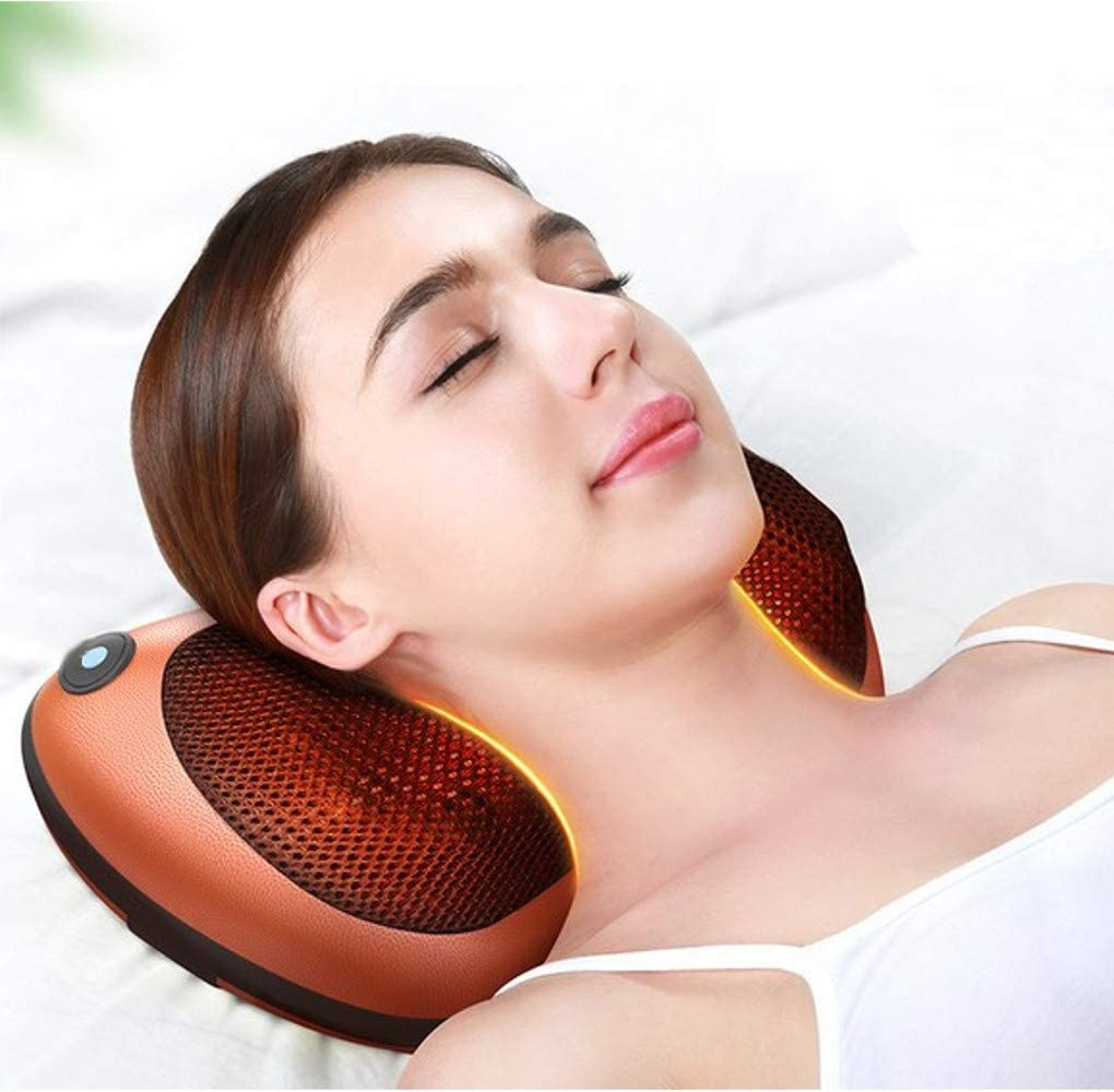 Eine Frau ruht sich auf einem Massagekissen aus. Sie hat die Augen geschlossen und trägt ein weißes Oberteil. Das Kissen ist braun und hat eine Netzoberfläche.