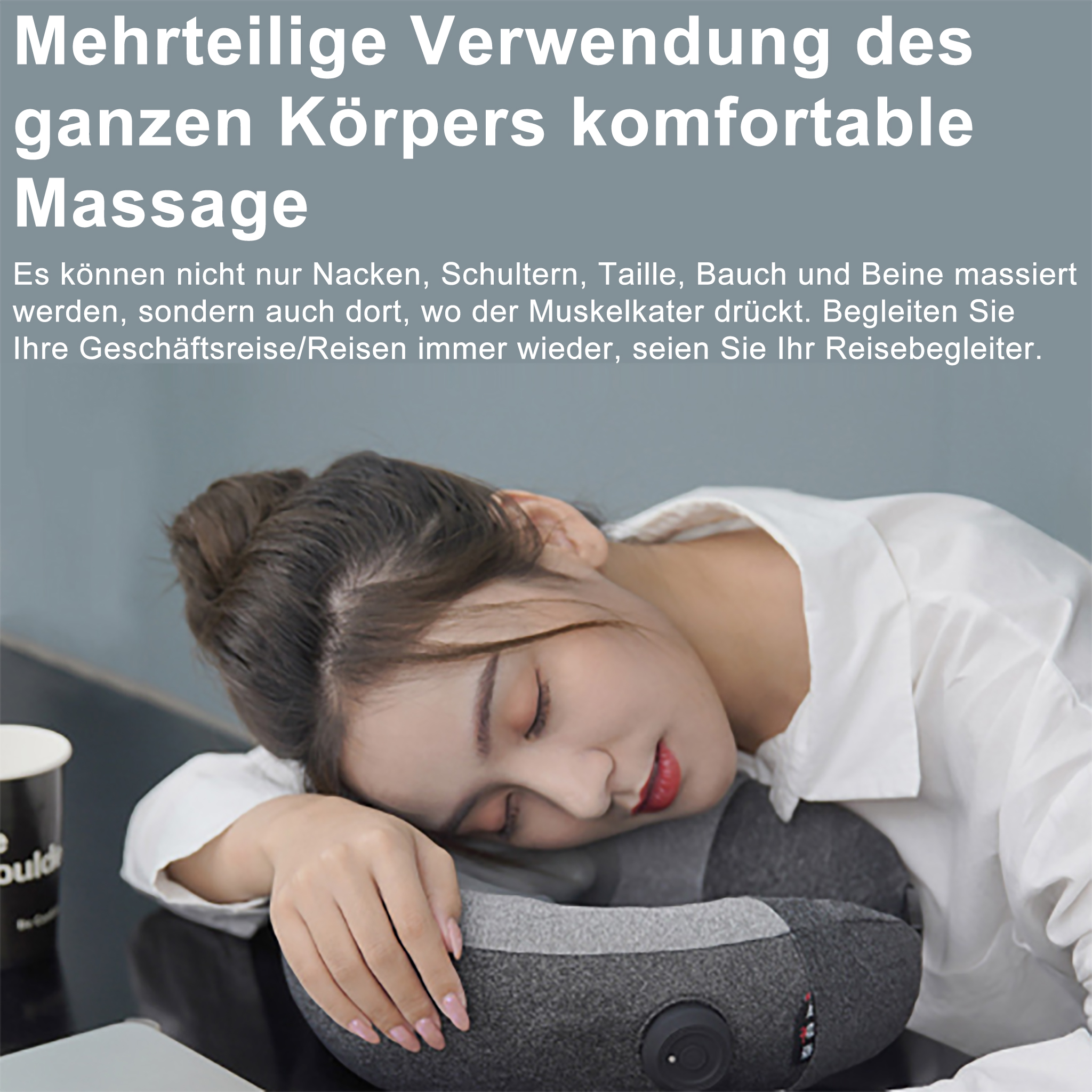 Eine Frau ruht ihren Kopf auf einem Nackenkissen. Sie trägt ein weißes Hemd. Links ist eine Kaffeetasse.