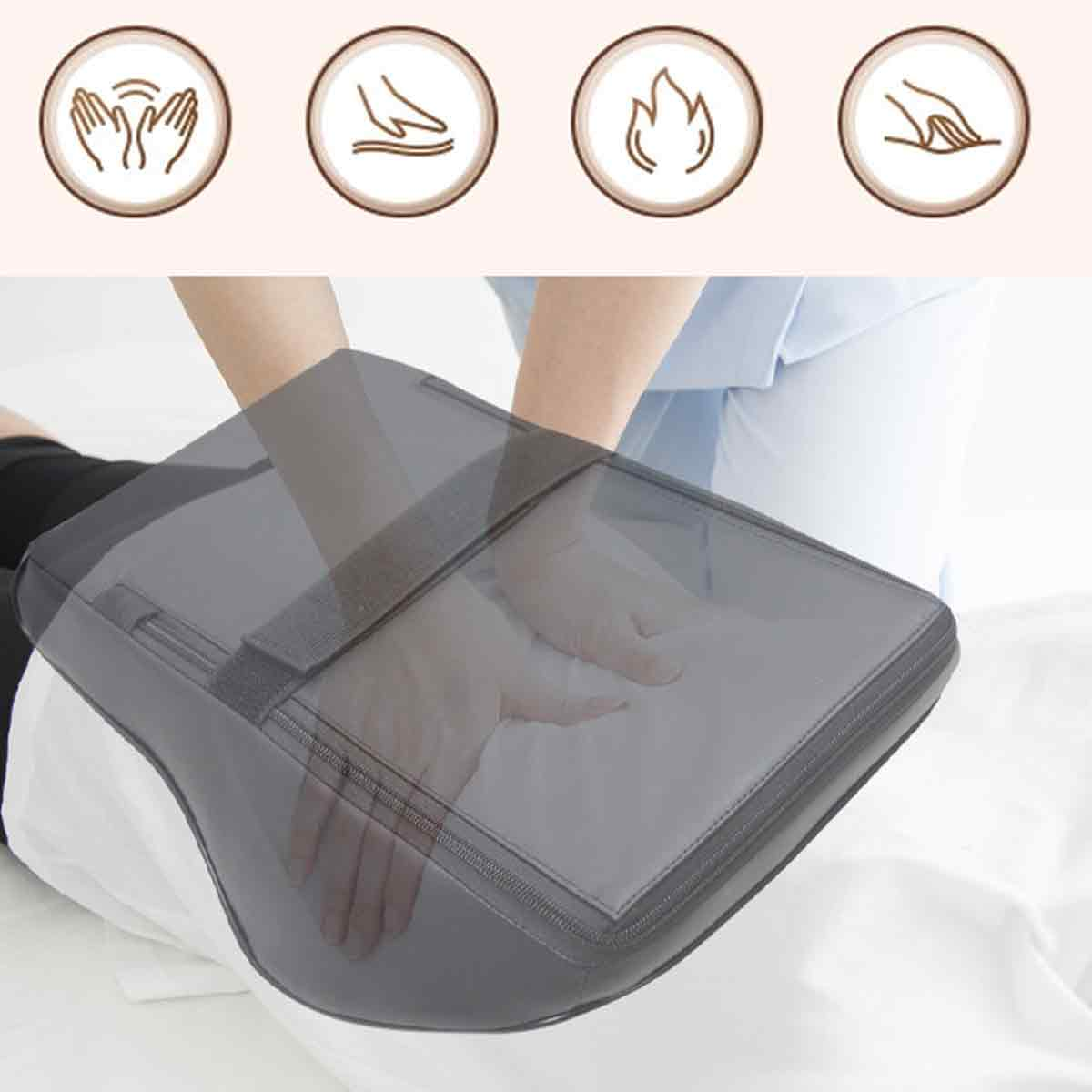 Hände massieren auf einem grauen Pad auf einem weißen Bett mit Massage-Symbolen darüber.