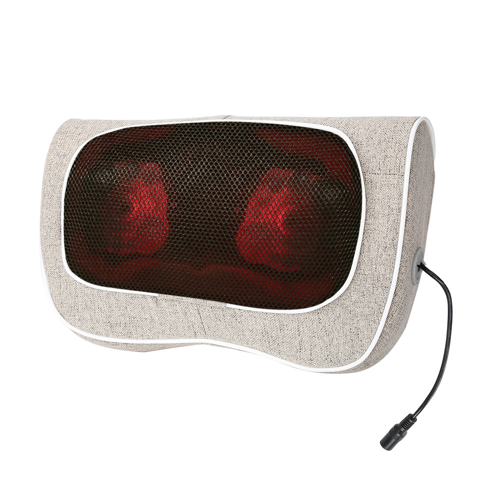 Ein beiges Massagekissen mit einem schwarzen Netzbereich. Im Inneren des Netzes zwei rot leuchtende Massageknoten. Ein schwarzes Kabel geht vom Kissen aus.