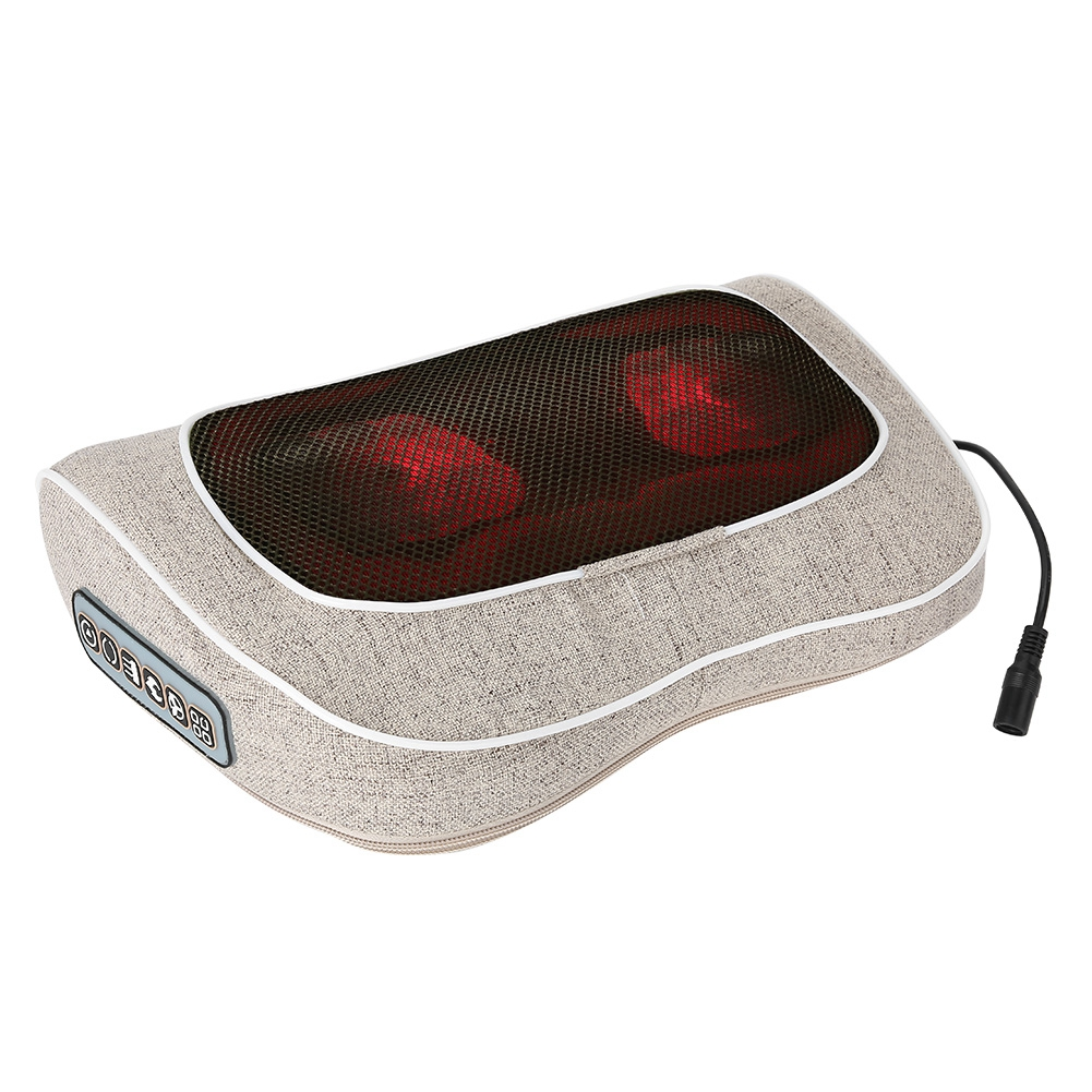 Ein beiges Massagekissen mit schwarzem Mesh-Oberteil. Rote Lichter sind durch das Mesh sichtbar. Es hat ein Bedienfeld und ein Netzkabel.