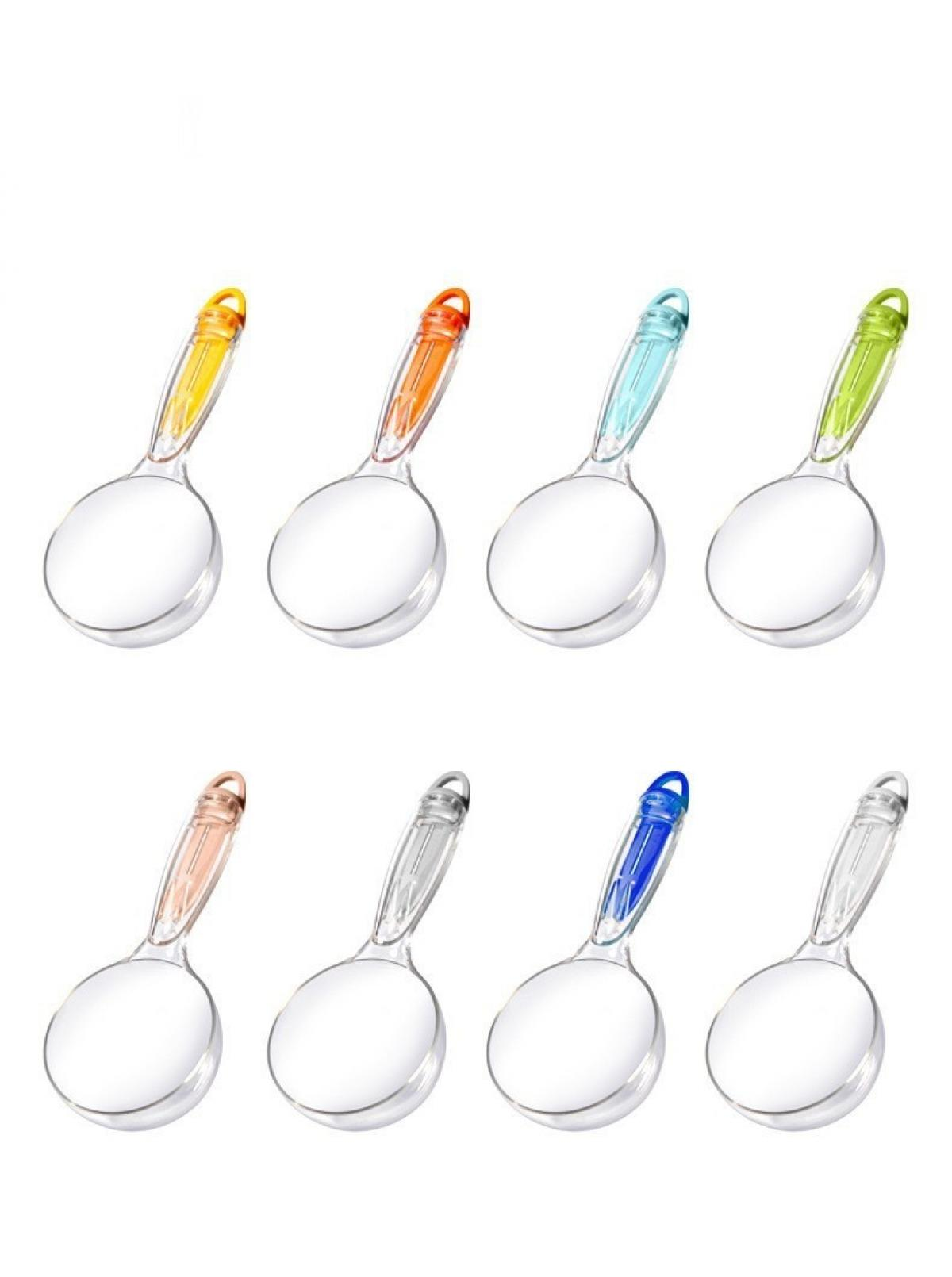 Acht durchsichtige Schaufeln mit farbigen Griffen (gelb, orange, blau, grün, pfirsich, grau, blau und grau) sind in zwei Reihen angeordnet.