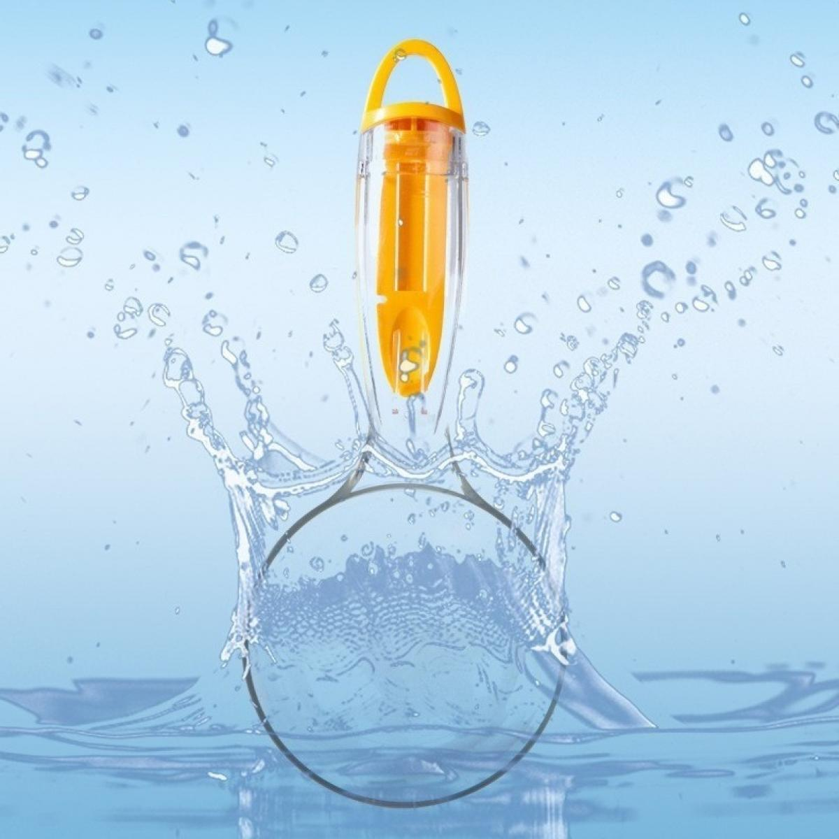 Gelbes Wasserprüfgerät im Wasser. Wasser spritzt hoch. Blasen drumherum. Transparentes Gerät mit Griff und gelben Innenteilen.