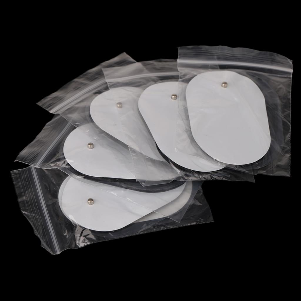 Mehrere weiße, ovale Pads mit silbernen Nieten in durchsichtigen Plastiktüten, angeordnet auf schwarzem Hintergrund.