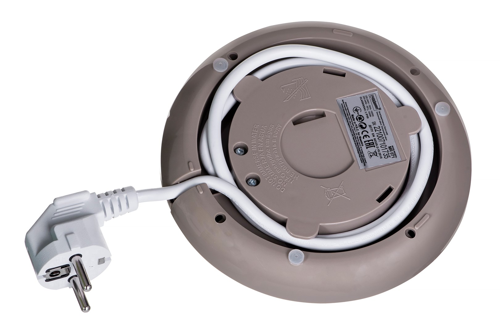 Widok od spodu beżowego czajnika elektrycznego z białym przewodem w środku. Biała wtyczka wystaje.