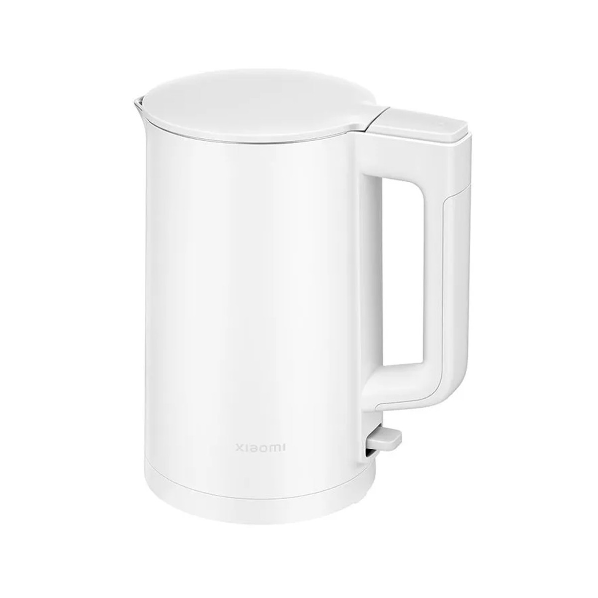 Biały czajnik elektryczny z uchwytem i pokrywką. Z przodu napisana jest nazwa marki Xiaomi. Jest odizolowany na białym tle.