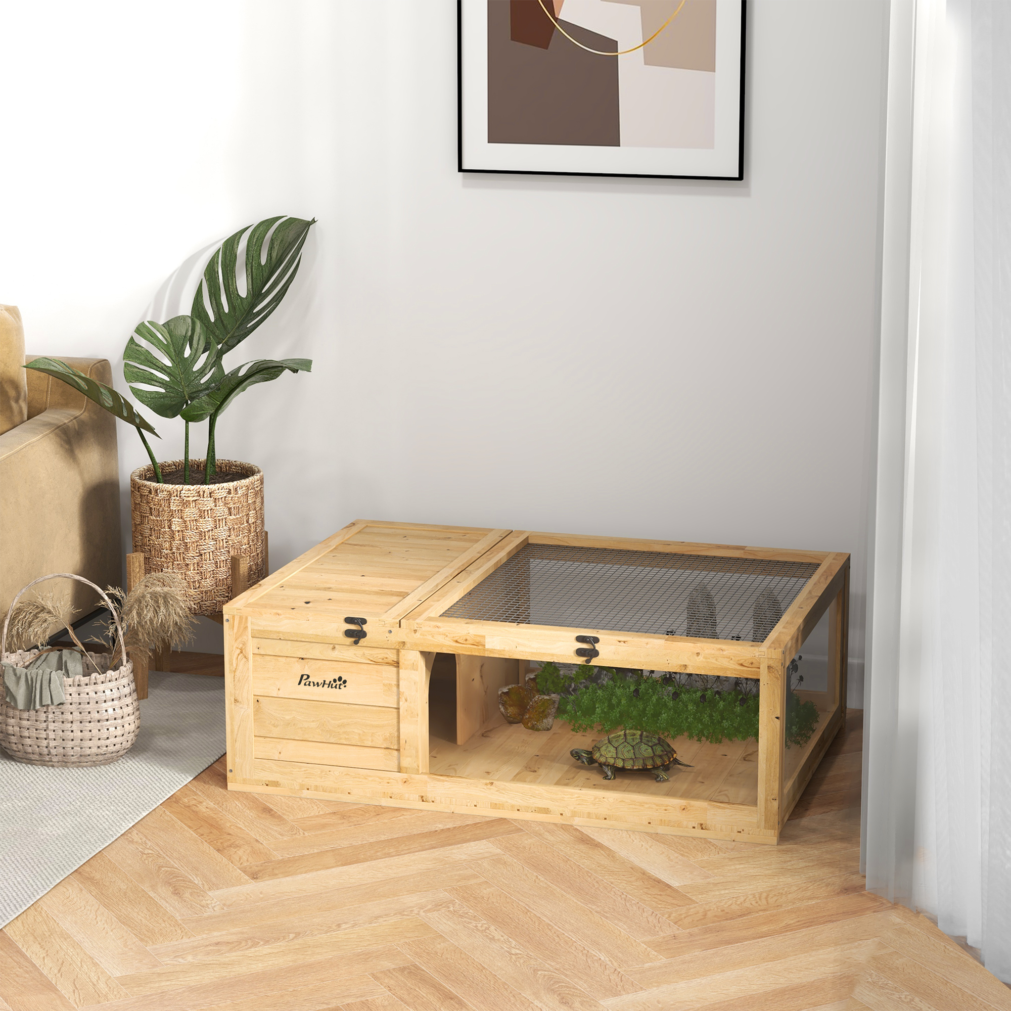 Un recinto de tortugas de madera, con una tortuga dentro. También hay una planta, una cesta y una pintura.