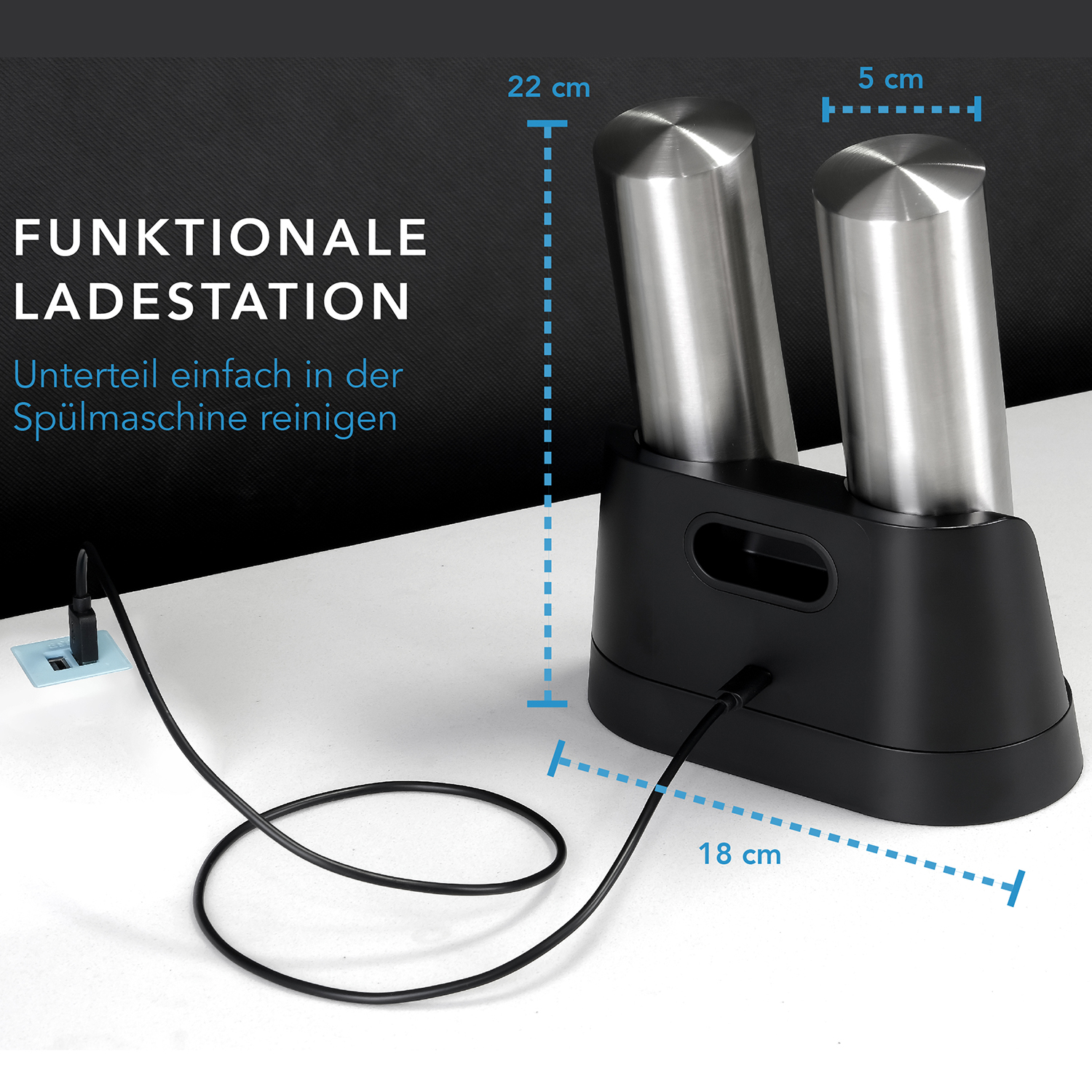 Eine schwarze Ladestation mit zwei silbernen zylindrischen Objekten. Ein schwarzes Kabel ist angeschlossen und Maße werden angezeigt.