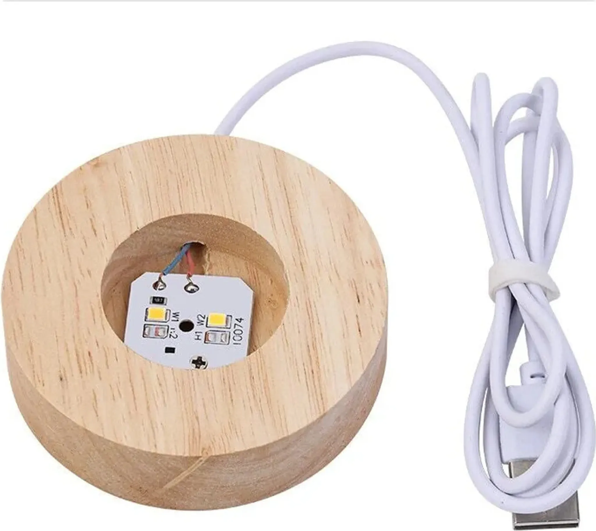 Holzsockel mit eingebauter LED, verbunden mit einem weißen USB-Kabel. Der Sockel hat eine runde Form.