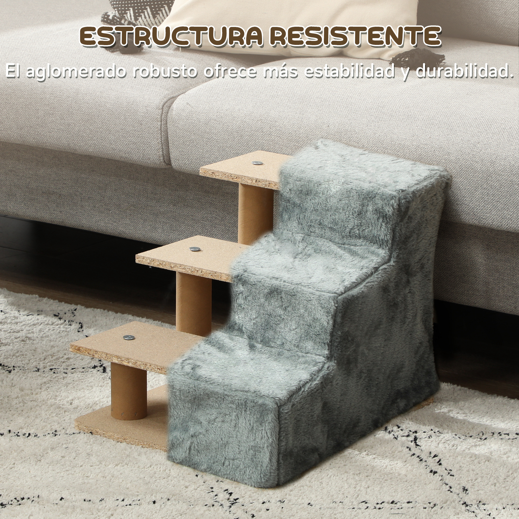 Un escalón para mascotas con tres escalones. Escalones de felpa gris unidos a un marco de madera. Sobre una alfombra blanca estampada, junto a un sofá.