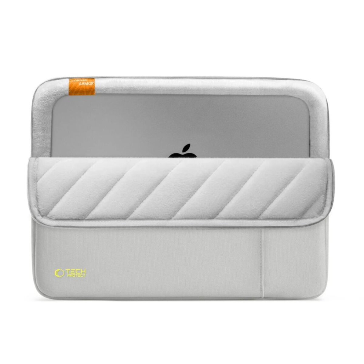 Een witte laptoptas met een grijze laptop erin. De tas heeft een gewatteerd ontwerp en een logo. Het Apple-logo is zichtbaar.