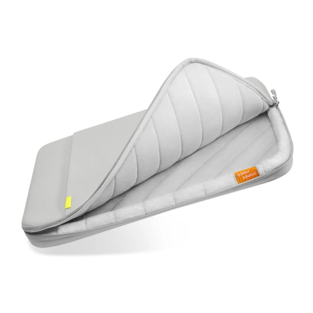 Een grijze laptoptas, open om een gewatteerd interieur te tonen. Een geel label zit aan de linkerkant.