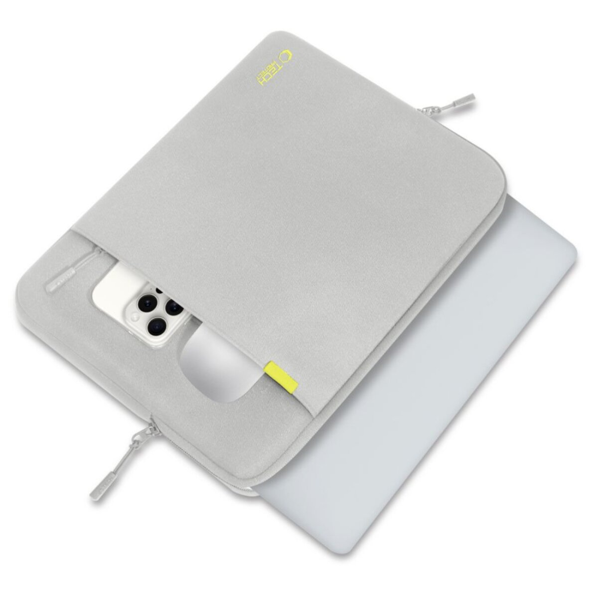 Een grijze laptoptas met een telefoon en een laptop erin. De tas heeft een rits en een gele accent.
