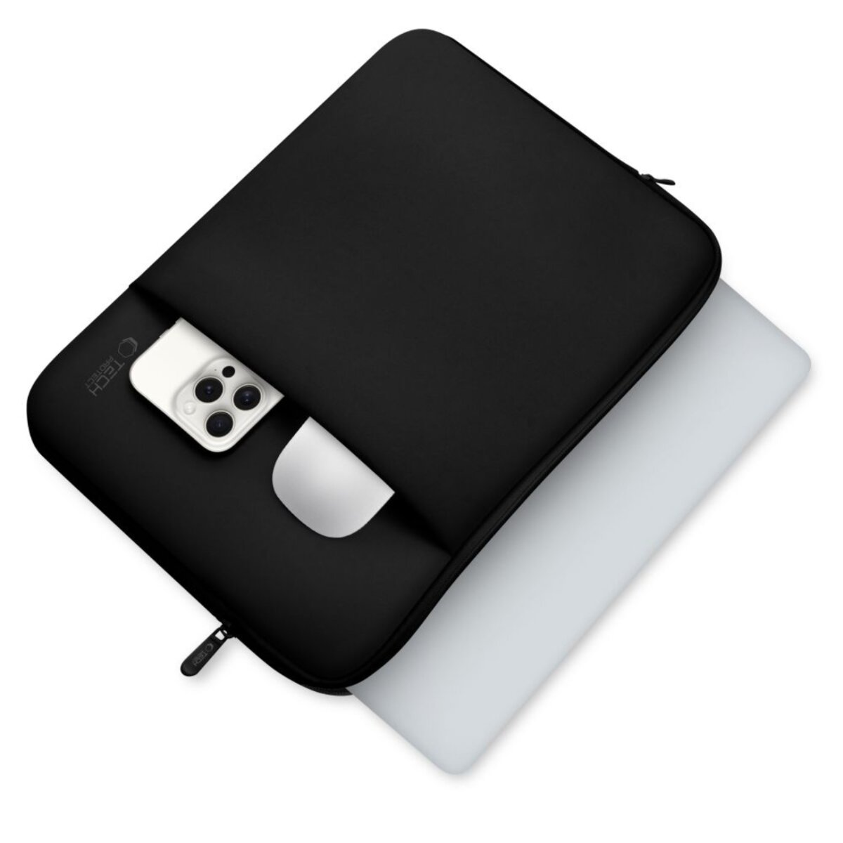 Zwarte laptoptas met een telefoon in de zak en een laptop erin. Witte achtergrond. Een zwarte rits is zichtbaar.