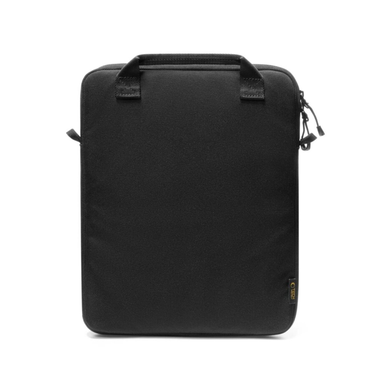 Een zwarte laptoptas met handvat en rits. Het heeft een getextureerd oppervlak en de merknaam is zichtbaar.
