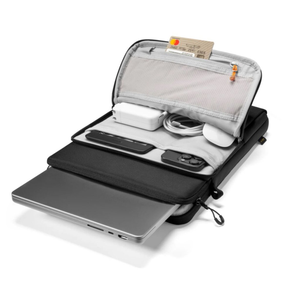 Open zwarte laptoptas met laptop, oplader, muis, telefoon en kaart. Grijze binnenkant met rits en meerdere compartimenten.
