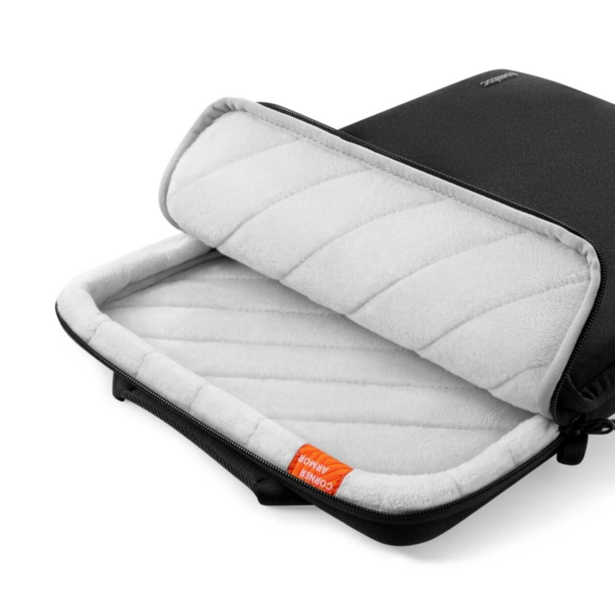 Open zwarte laptoptas met wit gewatteerd interieur. De tas heeft een oranje 'CORNER ARMOR' label.